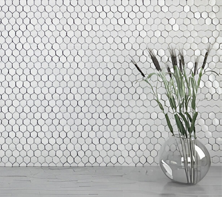 A modern kitchen with a unique backsplash featuring a mix of gold and white hexagon tiles